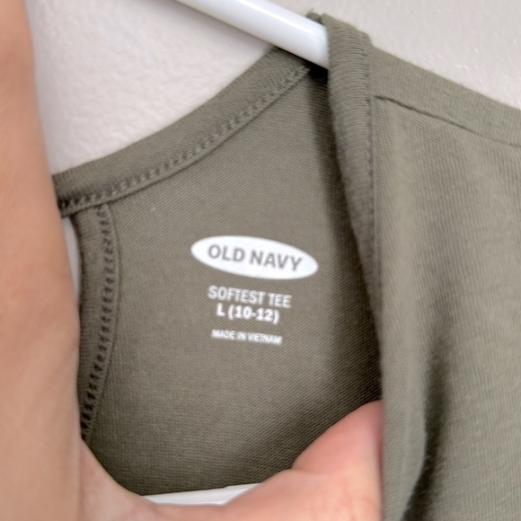 Set of 2- girls old navy tees - Picture 6 of 7